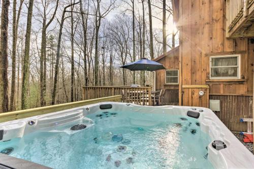 Hendersonville Cabin with Hot Tub, Views and Fire Pit! in Hendersonville, USA