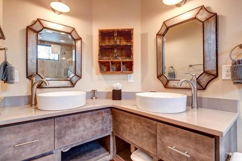 Stoneleigh Lodge Luxurious 4BR Home with Hot Tub - image 4