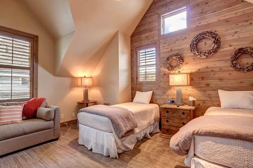 Stoneleigh Lodge Luxurious 4BR Home with Hot Tub - image 5
