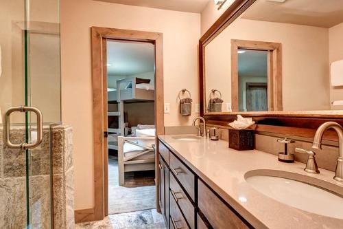 Stoneleigh Lodge Luxurious 4BR Home with Hot Tub - image 8
