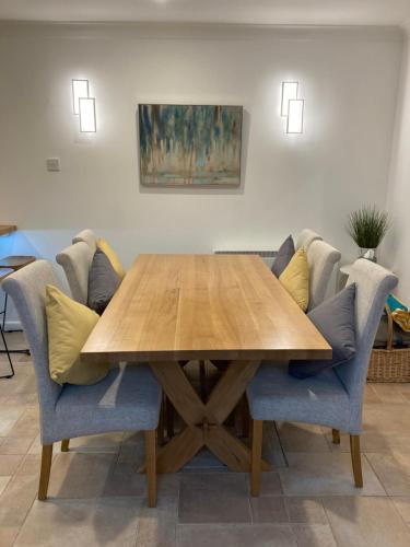 Iekārtas, Hollyhocks Holiday Home- 2 bedroomed ground floor apartment sleeps 5 in Modbury