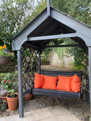 Iekārtas, Hollyhocks Holiday Home- 2 bedroomed ground floor apartment sleeps 5 in Modbury