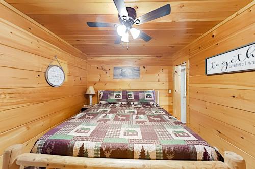 All-Suite Cabin Retreat - Hot Tub Game Room Deck cabin - main image