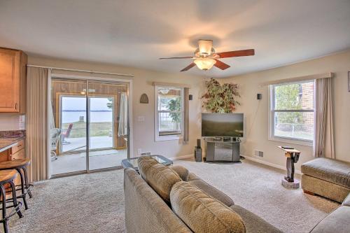 Peaceful Lakefront Houghton Lake Property with Patio in Houghton Lake, USA