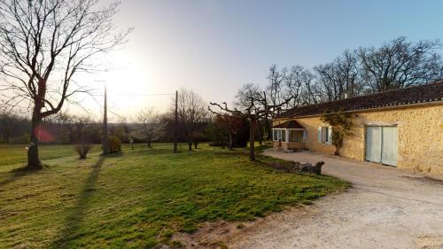 Belle maison en pierre en pleine nature