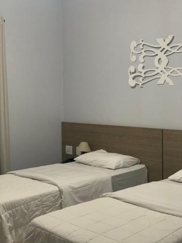 2 twin beds