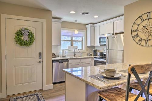 The Cozy Cottage with Lake Taneycomo Access! in Branson, USA