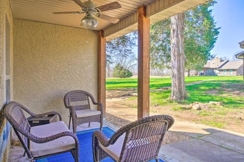 The Cozy Cottage with Lake Taneycomo Access! in Branson, USA