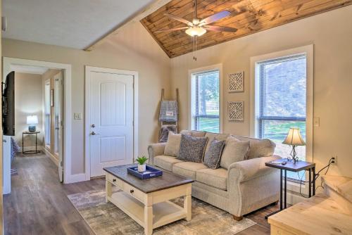 The Cozy Cottage with Lake Taneycomo Access! in Branson, USA