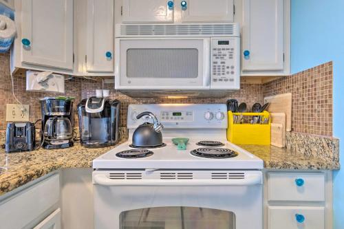 Vivid Escape in Gulf Shores - Walk to Beach! - image 7