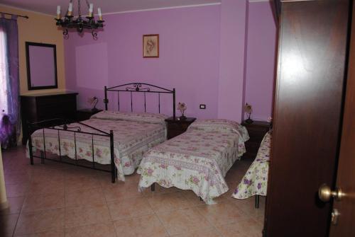 1 queen bed, 2 twin beds