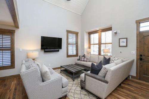 Troon Haus Luxury 4BR Home in Heart of Breck with Hot Tub - main image