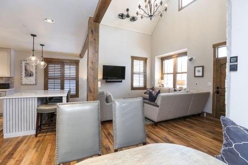 Troon Haus Luxury 4BR Home in Heart of Breck with Hot Tub - image 4