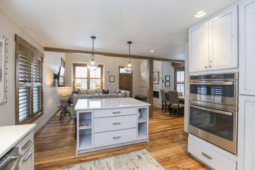 Troon Haus Luxury 4BR Home in Heart of Breck with Hot Tub - image 7