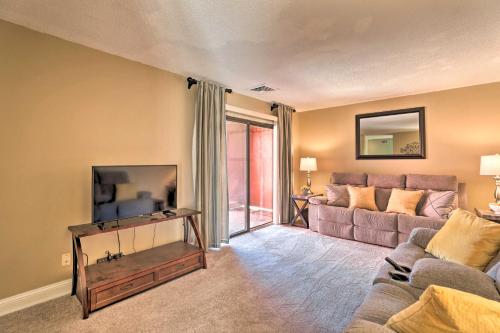 Townhome with Pool Access 20 Mi to Charleston! - main image