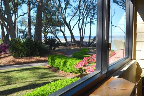 Hilton Head Condo with Pool and Beach Access!