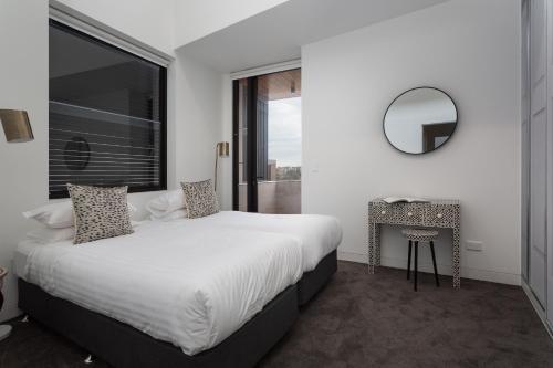 Stylish 2-Bed Apartment with BBQ Patio Near Beach - main image
