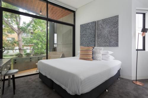Stylish 2-Bed Apartment with BBQ Patio Near Beach - image 8