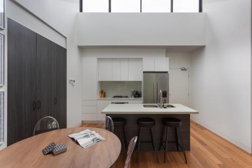 Stylish 2-Bed Apartment with BBQ Patio Near Beach - image 6