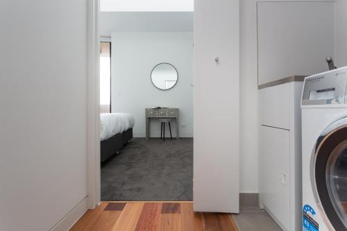 Stylish 2-Bed Apartment with BBQ Patio Near Beach - image 5