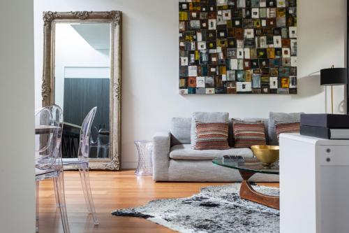 Stylish 2-Bed Apartment with BBQ Patio Near Beach - image 3