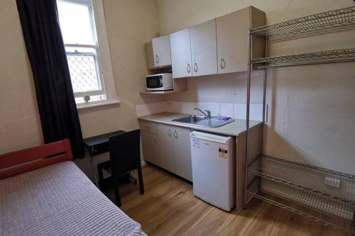 Fully furnished single room, great pricing! gr