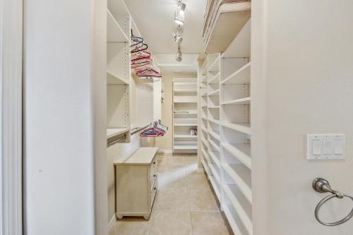 Oasis by the Sea Beach Front Community - Luxurious Pool Spa Home with Waterfall - Sleeps 10 - Come, Palm Coast (photo 6)