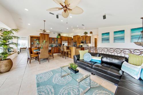 Oasis by the Sea Beach Front Community - Luxurious Pool Spa Home with Waterfall - Sleeps 10 - Come - image 10