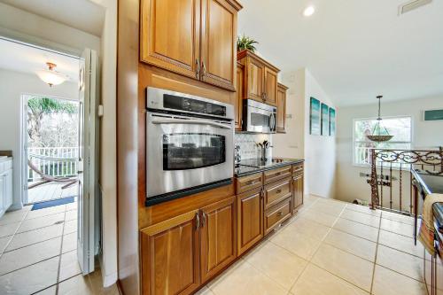 Oasis by the Sea Beach Front Community - Luxurious Pool Spa Home with Waterfall - Sleeps 10 - Come - image 9