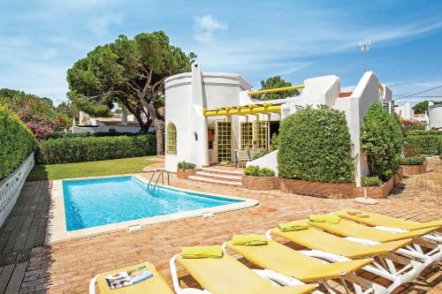 Located on a quiet Cul-de-sac just within 1 mile from the centre of Vilamoura