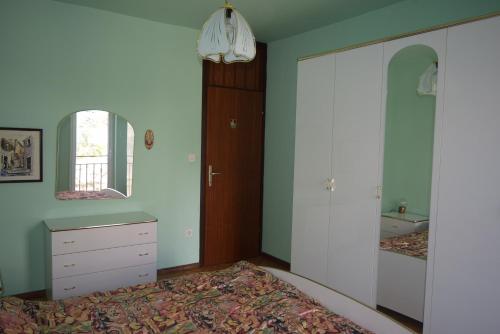 Holiday apartment with a balcony and sea view just 300 metres from the beach - image 4