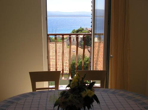 Holiday apartment with a balcony and sea view just 300 metres from the beach - image 8