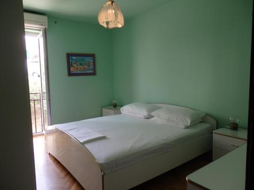 Holiday apartment with a balcony and sea view just 300 metres from the beach - image 11