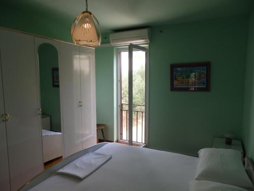 Holiday apartment with a balcony and sea view just 300 metres from the beach - image 7