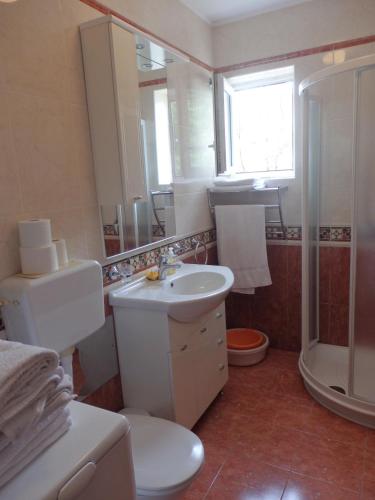 Holiday apartment with a balcony and sea view just 300 metres from the beach - image 14