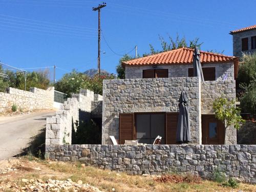  Leonidas stone houses near beach 50 meters away from tavern with local food, Trakhíla bei Koúmani