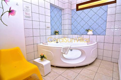 Large Pool & Garden, Sauna/Jacuzzi,Table tennis, Peaceful Area, Near to the Sea