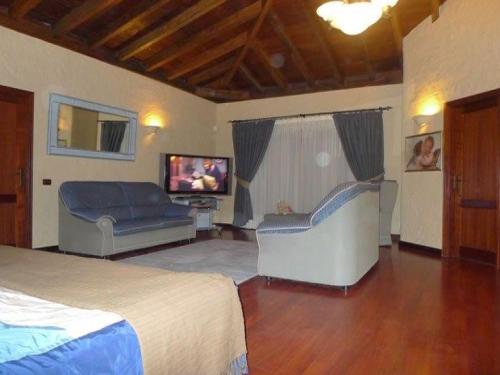 Finca Toredo Large Heated Pool,Hot Tub,Bar/Games Room,Gym,Cave, Free WiFi