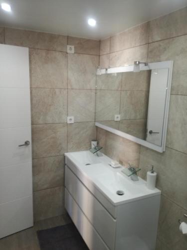 2 bedroom newly renovated bungalow close to bars & restaurants - image 11