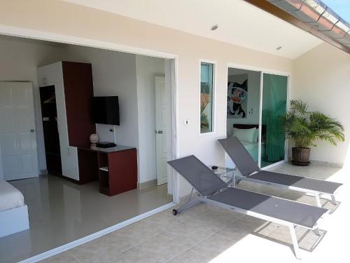 Cosy 3 Bedroom Duplex w/ Private Pool Near Beach!