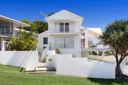 The White House - Spectacular Ocean Views, WiFi, Central Coolum