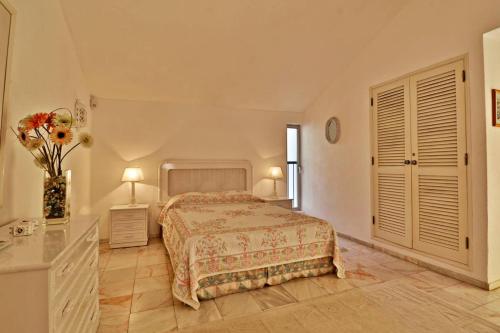 Villa Quadradinhos 3Q 4-bedroom villa with Private Pool AC Short Walk to Praca - main image