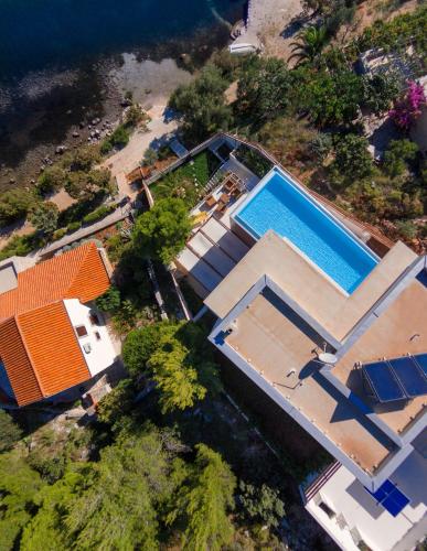 Villa Infinite - 5 Bedroom villa - Ultra modern - Stunning sea views Seafront Location