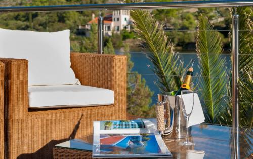 Villa Infinite - 5 Bedroom villa - Ultra modern - Stunning sea views Seafront Location