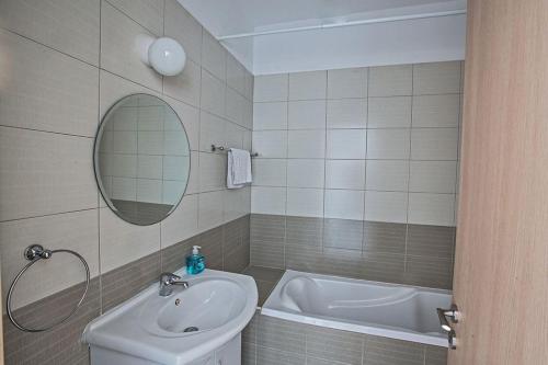 Apt Pernera Enas - Lovely 2 Bedroom Pernera Apt - Communal Pool - Close to all Amenities - image 8