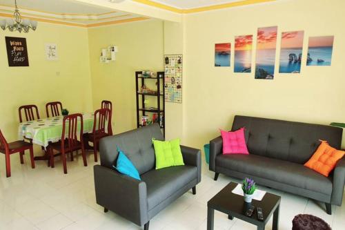 . Colourful homestay - (near jeti sky mirror)