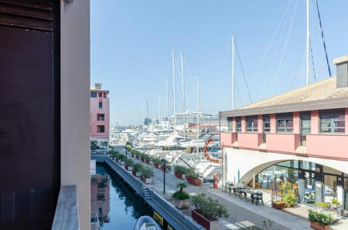 DOCK OF THE BAY GENOVA, Stylish Apartment in the Heart of Genoa with Air Conditioning, Private free Garage, Harbour View, extra garage at 25,00 euro per night on request, Genua (zdjęcie 10)