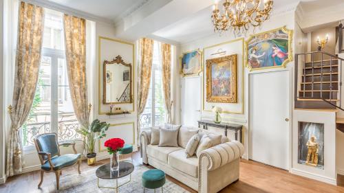 Royale 3 Bedroom, 2 Bathroom Apartment With AC - Louvre