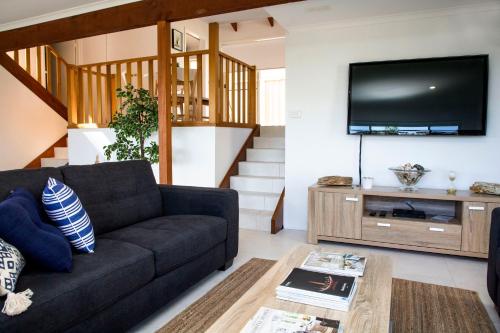 SPLIT-LEVEL 4-BEDROOM HOUSE MOMENTS FROM THE BEACH