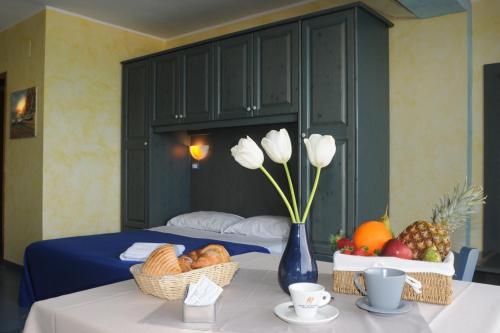  Two-room apartment a stones throw from the sea, Unterkunft in San Saba